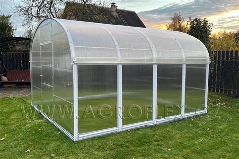 Porovnanie materiálov pre výplň skleníka: sklo, polykarbonát, fólia