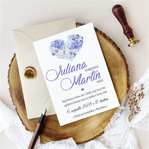 Ilustračná fotografia svadobného oznámenia s modrými hortenziami