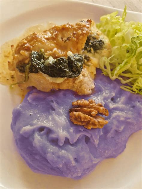 Ilustračná fotografia rôznych jedál pripravených z fialových zemiakov, ako sú hranolčeky, pyré a šalát.