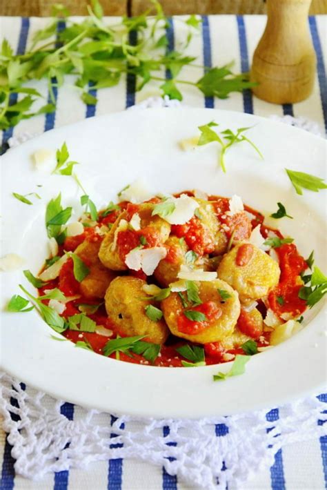 Farebné gnocchi z fialových zemiakov s omáčkou.