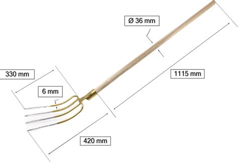 Náčinie na záhradné práce, lopata a vidly pripravené na jar