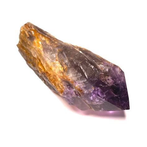 Fotografia rôznych farebných odrôd kremeňa (ametyst, citrín, ruženín)