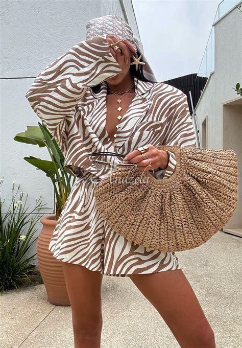 Ilustrácia experimentu s koňmi a dekami so zebrím vzorom