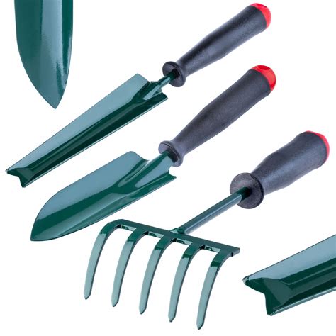 Koláž rôznych typov ručného náradia a záhradnej techniky.