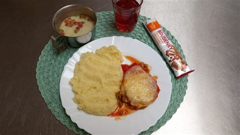 Fotka rôznych jedál pripravených z topinambura (šalát, pyré, pečené kúsky)