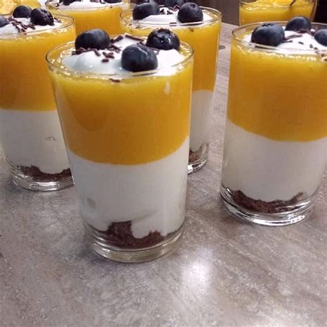 Foto: Bazalkové stonky v pohári s vodou a novými korienkami