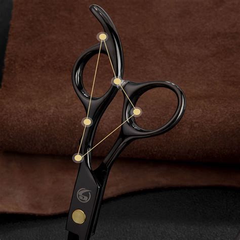 žena s ostrými kaderníckymi nožnicami v ruke