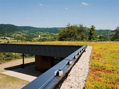 drevená konštrukcia na schovanie odpadových nádob so zelenou strechou