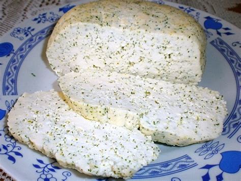 Foto: hrudka čerstvého syra z kravského mlieka s prímesou byliniek