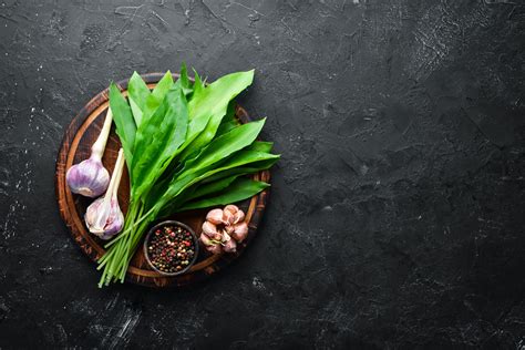 Koláž rôznych produktov: medvedí cesnak, sloní cesnak, domáce pomazánky