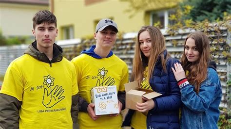 Ilustračná fotografia dobrovoľníkov zbierajúcich podpisy v uliciach