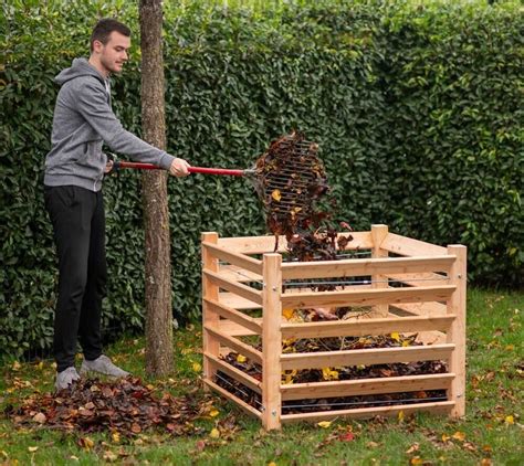 Tematické foto: Drevený kompostér v záhrade, estetické riešenie
