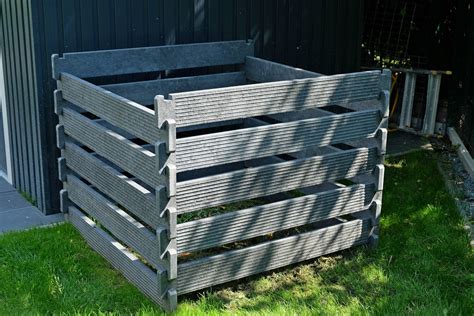 Infografika: Rôzne typy drevených materiálov vhodných na kompostér (palety, trámy, dosky)