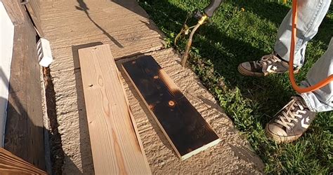 Detail: Opaľovanie dreva horákom pre zvýšenie odolnosti