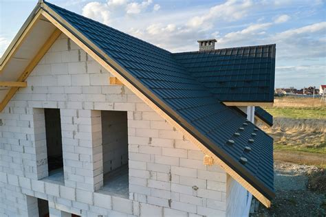 tématická fotografia staršej strešnej krytiny z eternitu