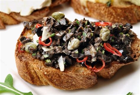 Foto zrelých olív na konári