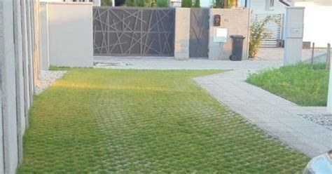 Ilustračná fotografia rôznych typov zatrávňovacej dlažby v záhradnom prostredí