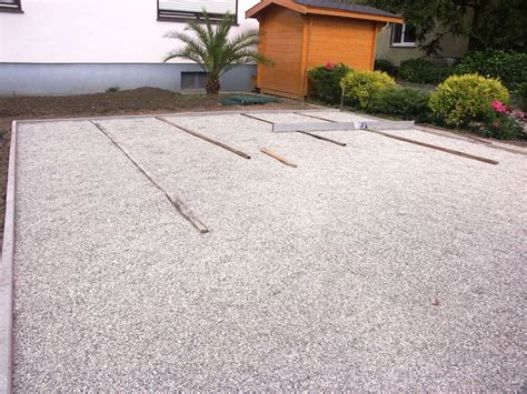 Detailné zábery pokládky zatrávňovacej dlažby a jej následného vyplňania zeminou a sádzenia trávy