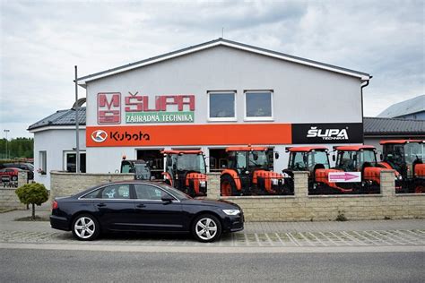 Široký záber na areál predajne Šupa technika s vystavenými traktormi a záhradnou technikou na otvorenej ploche