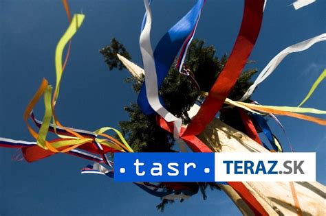 Ilustračná fotografia tradičného mája ozdobeného stužkami