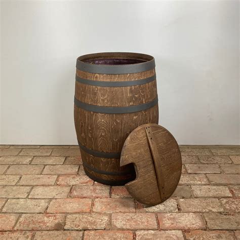 Detail okrasného sudu na vodu s dizajnom imitujúcim drevo