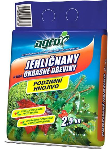 Záhradník aplikujúci hnojivo na jeseň