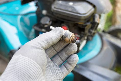 Schéma základných komponentov benzínovej kosačky (motor, vzduchový filter, zapaľovacia sviečka, karburátor, žací nôž)
