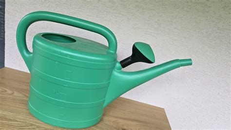 Detailný záber na kropítko (ružicu) na záhradnej krhle pre rovnomernú distribúciu vody