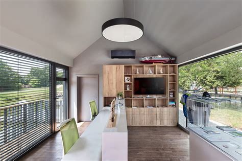 Interiér moderného záhradného centra s regálmi plnými rastlín a záhradných potrieb