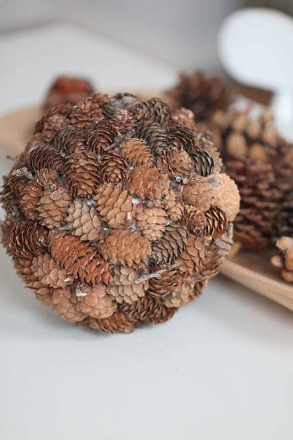 DIY guľa z borovicových šišiek na zavesenie