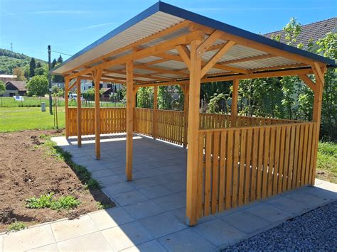 schéma porovnania rôznych materiálov záhradných domčekov (drevo, plech, plast) s vyznačením ich kľúčových vlastností