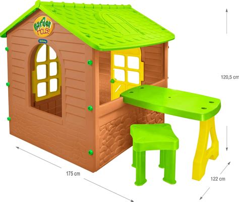 Záhradný domček Mochtoys v exteriéri s detailným zobrazením farebnej striešky a otváracích dverí
