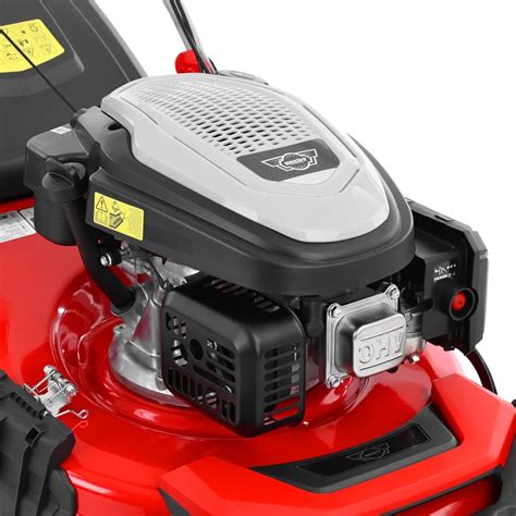 Detail motora benzínovej kosačky Hecht