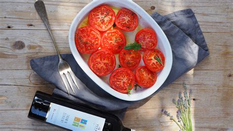 Zátišie s čerstvými paradajkami, bazalkou, cesnakom a olivovým olejom pripravené na varenie