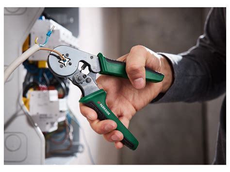 Fotografia ručného tapeneru a elektrických vyväzovacích klieští.