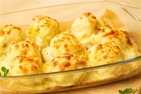 Fotografia servírovaného jedla zo zapekanej kalabasy so syrom