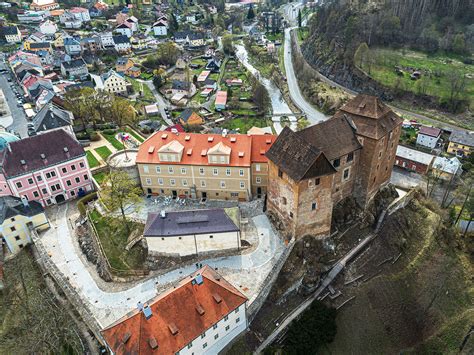 Detailná schéma bobrej hrádze, vnútornej komory hradu a podvodných vchodov do nory