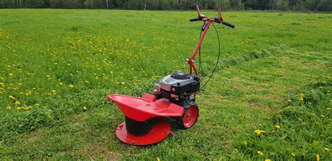 Ilustračná fotografia rôznych typov kosačiek a záhradnej techniky.