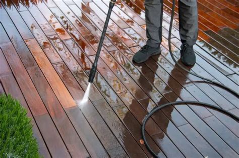 Fotografia vysokotlakového čističa v akcii pri čistení terasy.