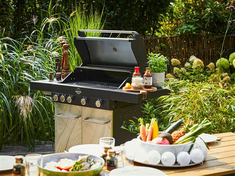 Ilustračná fotografia záhradného grilu s pripraveným jedlom.