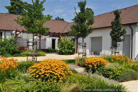 Záhrada broskyňových sadov v plnom kvete