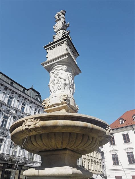 Detailná fotografia sochy Janka Kráľa a fontány Pijúce holubice