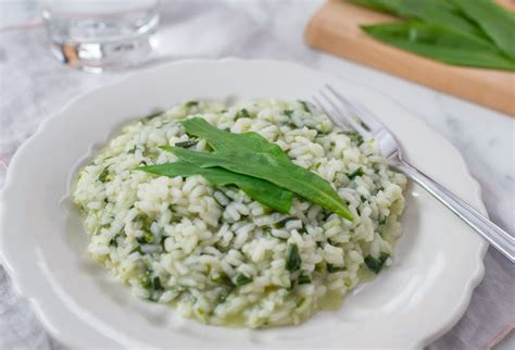 Pohár s čerstvým medvedím cesnakom na uskladnenie