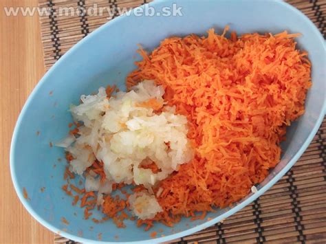 Schéma záhona s mrkvou v strede a cibuľou po okrajoch pre optimálnu zálievku