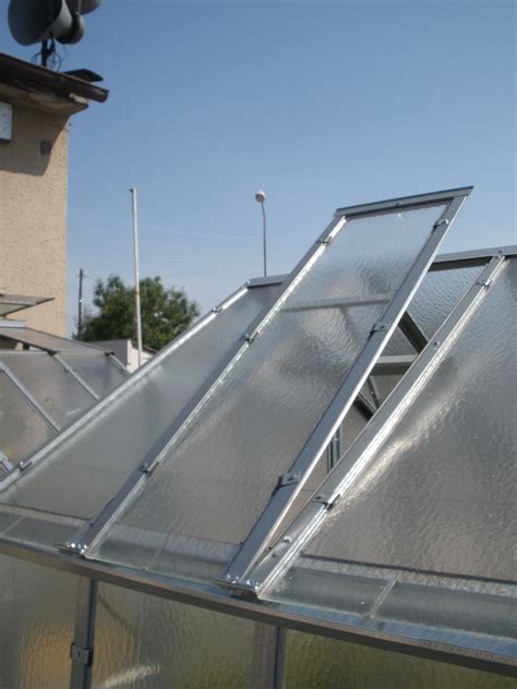 Detailní pohled na hliníkovou konstrukci skleníku