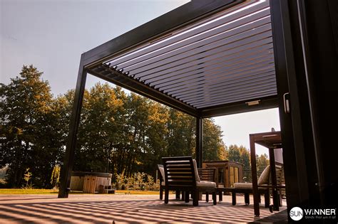 Fotografia vistérie rastúcej na pevnej pergole