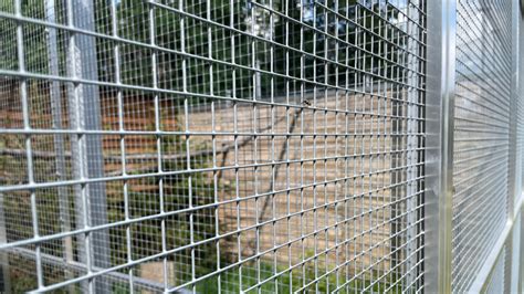 schéma ideálneho zabezpečenia kompostéra proti hlodavcom (husté pletivo na dne, pevné veko)