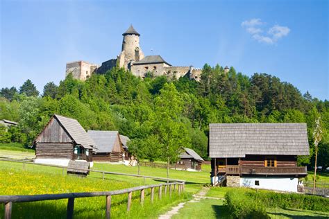 Panoramatický pohľad na obec Vyhne v Štiavnických vrchoch