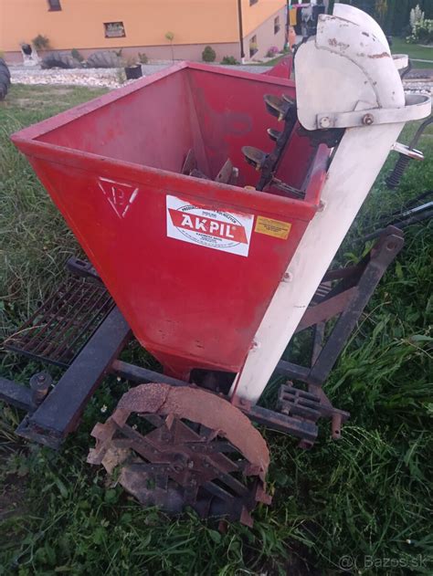 Detailný záber na sadzač zemiakov pri práci