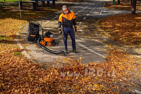 Tematické foto osoby používajúcej elektrický fukár na lístie